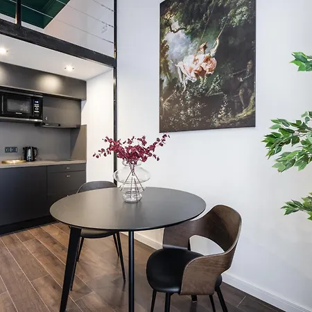 E41 - Trendy Boutique - Prime Spot By Bqa Budapest